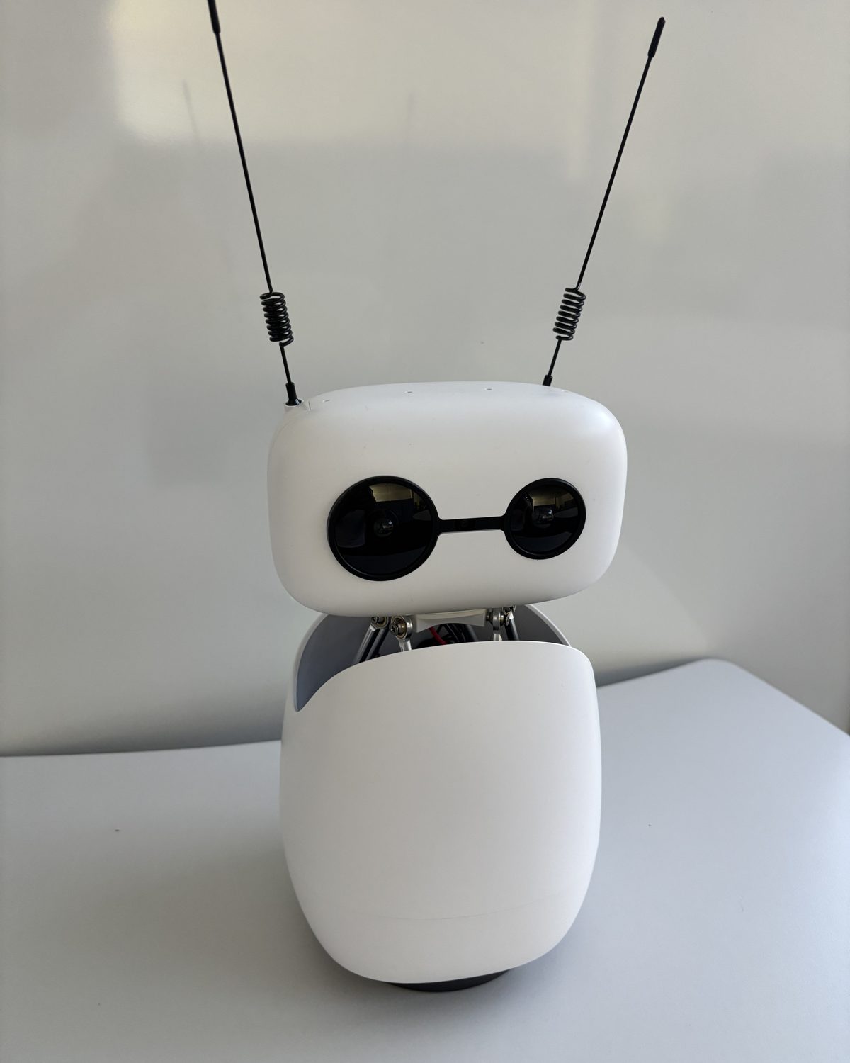 Der Schreibtisch-Roboter Reachy Mini mit seinen zwei Antennen